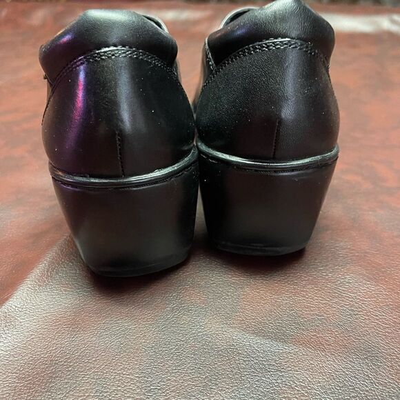 Clarks black leather slip on shoe, size 8 1/2 - Picture 6 of 12